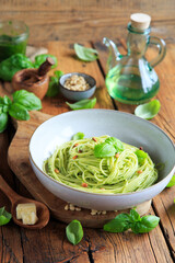 Spaghetti mit italienischer Basilikum-Pesto Sauce