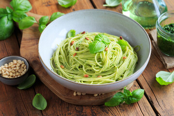 Spaghetti mit grünem Pesto