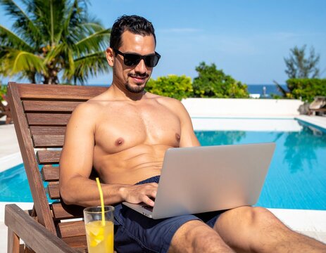 Homem de &oacute;culos escuros trabalhando home office de laptop &agrave; beira da piscina com limonada
