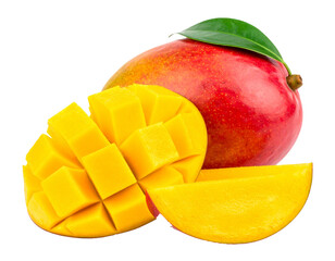 Mango im Hintergrund mit Mango St&uuml;cken davor isoliert auf wei&szlig;en Hintergrund 