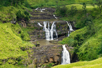 Majest&auml;tischer Wasserfall im gr&uuml;nen Dschungel von Sri Lanka