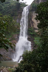 Majest&auml;tischer Wasserfall im gr&uuml;nen Dschungel von Sri Lanka
