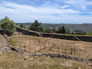 Arena medieval pronta para receber os lutadores num torneio histórico em meio às ruínas da vila...