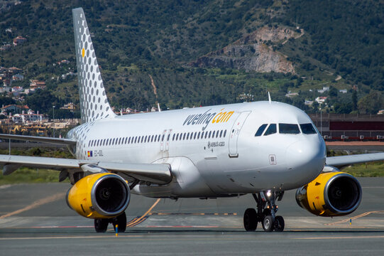 Avi&oacute;n de l&iacute;nea Airbus A320 de la aerol&iacute;nea de bajo coste Vueling Airlines en el aeropuerto de M&aacute;laga Costa del Sol con matr&iacute;cula EC-ODL