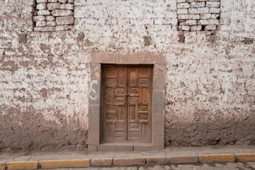 Coussins décoratifs Ruelle étroite old wooden door in the old town near Cusco, Peru  © Sizhu