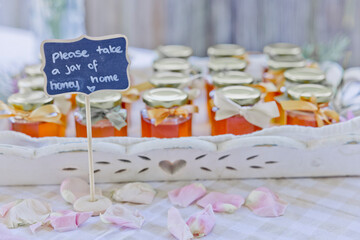 selbstgemachter Honig in Gläschen abgefüllt als Geschenk