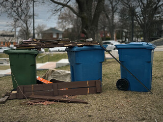 Déchets abandonnés et endommagée en ville.