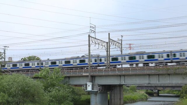 千葉県柏市の大堀川を我孫子・取手・土浦・水戸方面へ渡る常磐線（E531系）の中距離電車10両編成