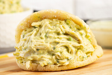 Arepa Reina Pepiada, pollo y aguacate 