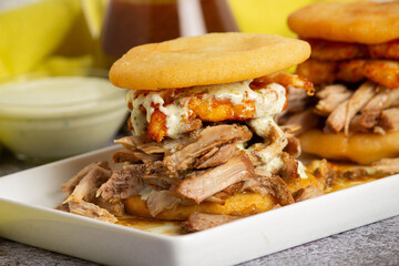 Aguita de sapo, arepa con pernil