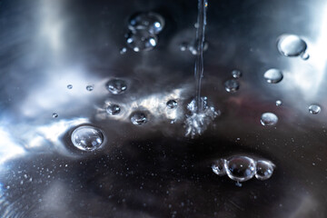 水が流れ落ちるときの水面の模様