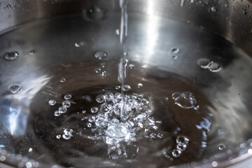 水が流れ落ちる水面の質感	