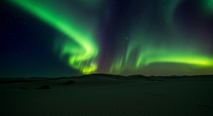 Naklejka premium Aurora borealis over dunes