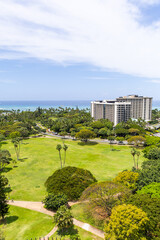 Obraz premium Scenic View of Park and Buildings with Ocean in Honolulu, Hawaii