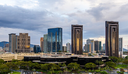 Fototapeta premium Modern Skyscrapers in Honolulu, Hawaii with Scenic Urban Skyline