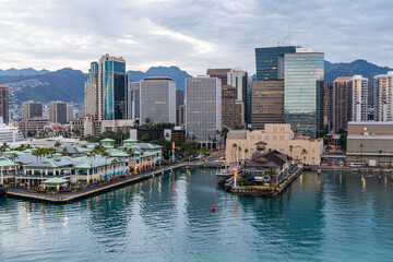Obraz premium Downtown Honolulu Waterfront Skyline with Modern Buildings and Blue Harbor