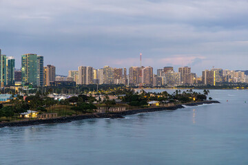 Obraz premium Honolulu City Skyline and Waterfront in Evening Light with Calm Waters