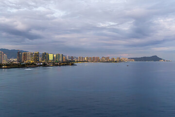 Naklejka premium Scenic View of Honolulu City Skyline with Ocean and Mountain Background