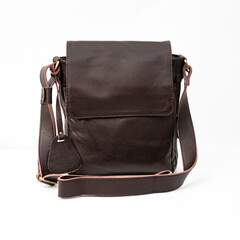 Naklejka premium Blank brown leather shoulder bag isolated on white background, perfect for leather product catalogue