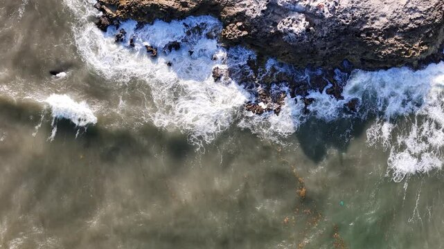 olas de mar azul chocando contras las rocas de la orilla en movimiento en Tulum 