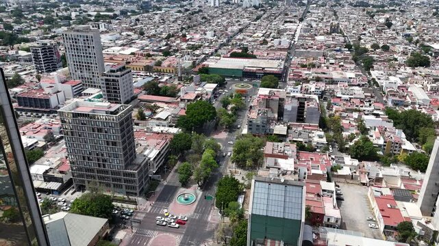 Vista a&eacute;rea de edificios y calles de Guadalajara y Avenida Chapultepec