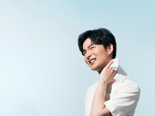 夏の日差しの中にいる20代の日本人男性のポートレート