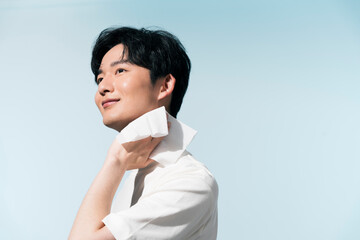 夏の日差しの中にいる20代の日本人男性のポートレート