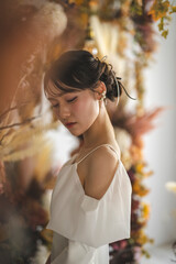 ウェディングドレスを着た女性