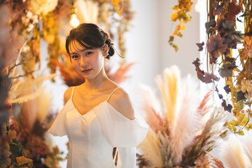 ウェディングドレスを着た女性