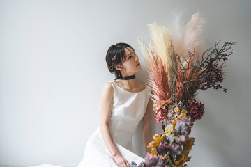 ウェディングドレスを着た女性