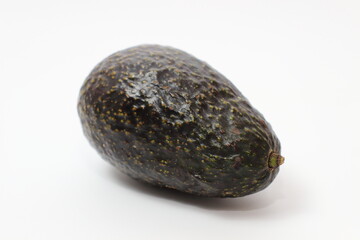 アボカド、白背景に転がる