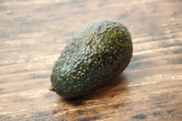 木目背景にアボカド