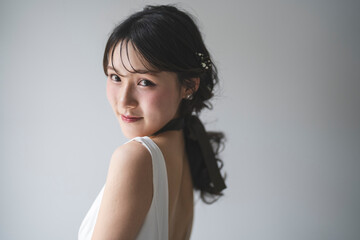 ウェディングドレスを着た女性