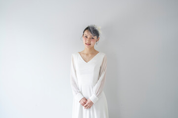 ウェディングドレスを着た女性
