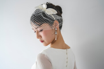 ウェディングドレスを着た女性