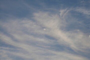 青空に浮かぶ月