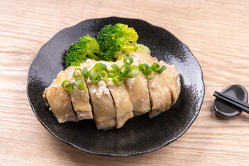 蒸し鶏（塩麹漬け鶏）