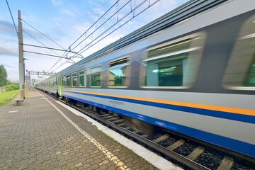 treno in movimento in stazione in italia, train moving in the railway station in italy