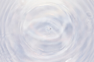 水面に落ちる水滴.