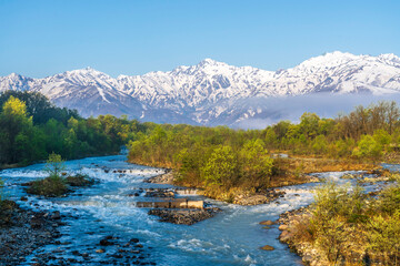 白馬村松川橋から新緑と雪をかぶった北アルプス