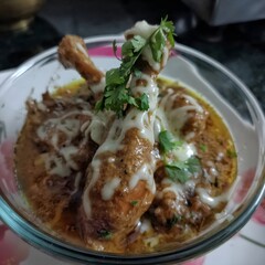 Juicy chicken drumsticks simmered in rich masala gravy, topped with melted cheese and fresh coriander for an irresistible flavor.