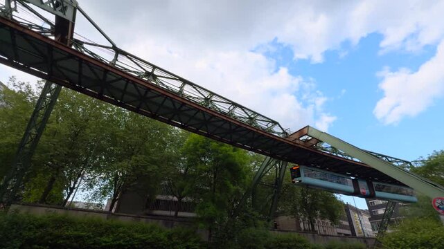 Schwebebahn &uuml;ber der Wupper in Wuppertal, Deutschland