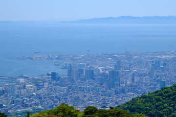 六甲山上から神戸市と遠くに淡路島を臨む