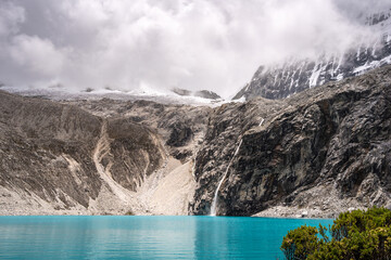 Obraz premium Laguna 69 with turquoise water and snowy mountains in Huaraz, Peru