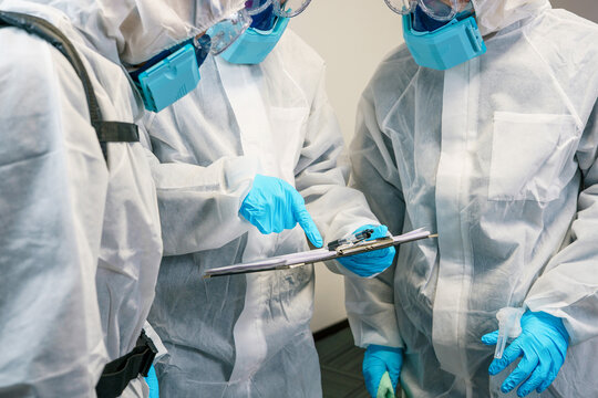 作業前に打ち合わせをする清掃業者