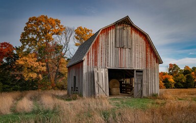 Obraz premium autumn, new england, usa Autumnal Barn in Field
