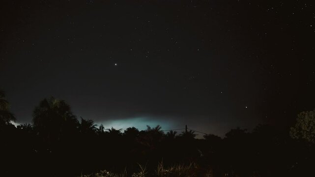 timelapse version longue de la brousse africaine en pleine nuit festive jusqu'&agrave; ce que la lune apparaissent comme un soleil au milieu des nuages et de la fum&eacute;e mystique