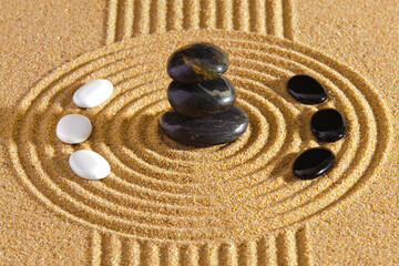 Japanischer ZEN Garten der Besinnung und Meditation mit Sand und Stein