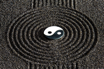 Japanischer ZEN Garten der Besinnung und Meditation mit Sand und Stein