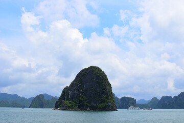 Obraz premium HA LONG BAY, VIETNAM - JULY 19, 2022: Beautiful view of the Halong bay, Vietnam. UNESCO World Heritage. This was on a cloudy day, with many boats and spells of sunshine. during the Covid 19 pandemic. 